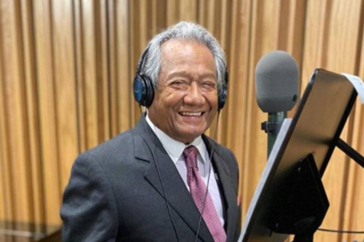 Armando Manzanero nació el 7 de diciembre de 1934, desde muy pequeño estuvo involucrado con la música ya que su padre era músico y fue uno de los fundadores de la orquesta Yucalpetén, por lo que a los ocho años comenzó a estudiar música en la escuela de Bellas Artes en Mérida.