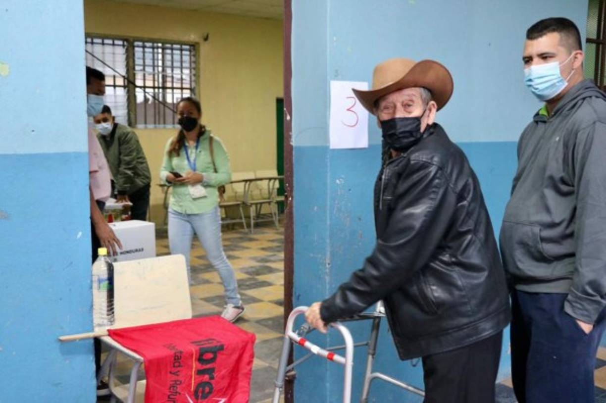 <br/><br/>Vicente Zaldívar Tábora, el santarrocense que desde las 5:30 de la mañana hace fila en el CEB José María Medina de Santa Rosa de Copán, para ser el primero que ejerza el sufragio en esta ciudad.