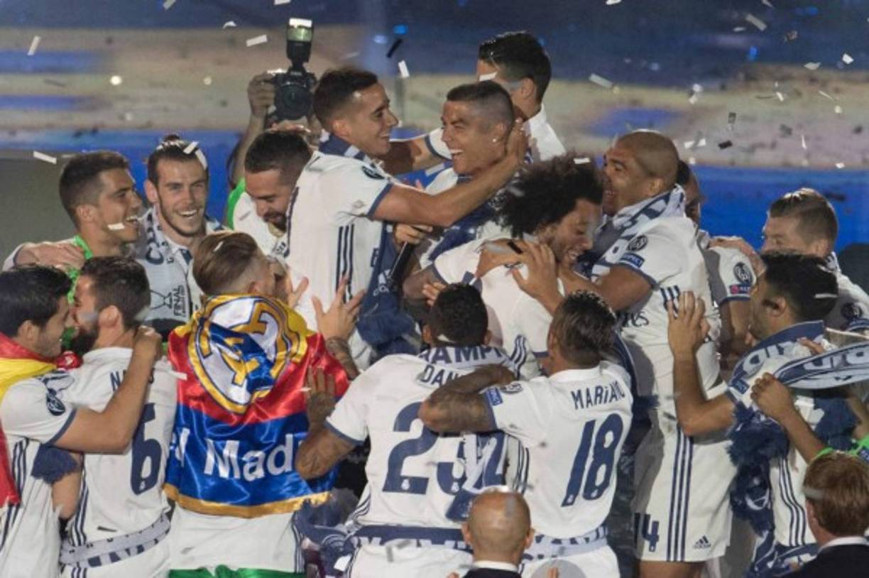 La celebración por La Duodécima, conquistada el sábado en Cardiff, fue el apunte final del plantel de Zinedine Zidane, especialmente reconocido por los aficionados y seguidores del Real Madrid que durante toda la tarde invadieron parte de las calles de Madrid para disfrutar de la temporada del doblete. FOTO EFE.