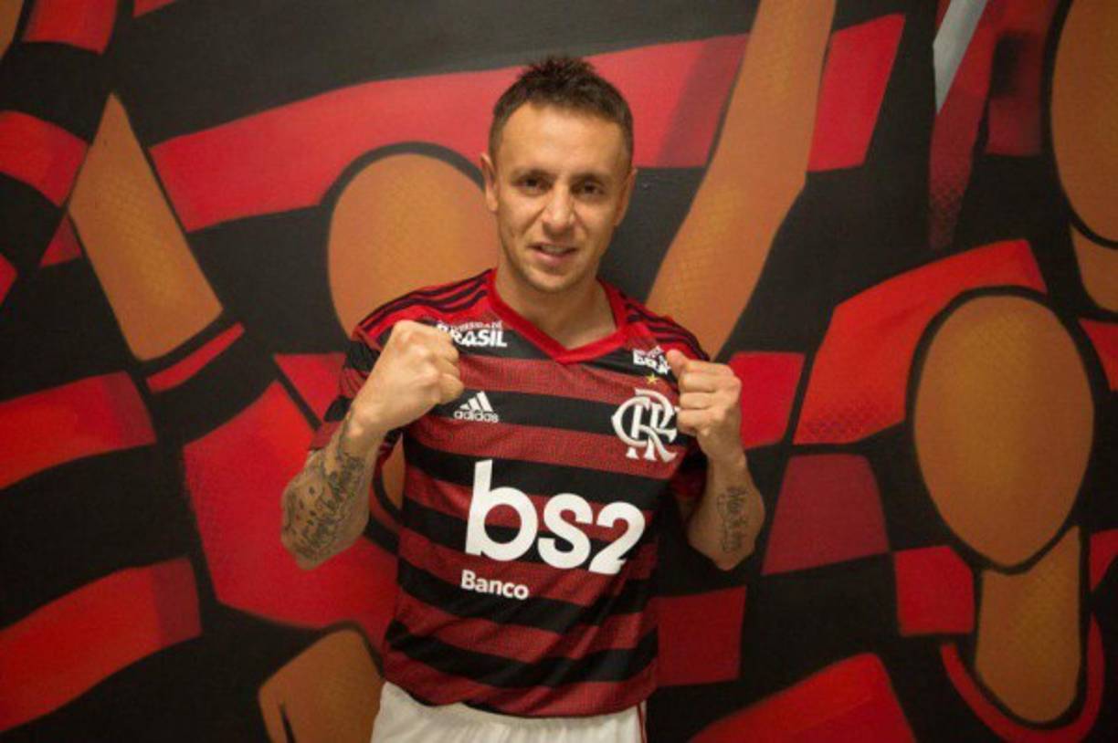 El Flamengo de Brasil se refuerza con Rafinha. El lateral derecho, de 33 años, llega libre tras ocho temporadas en el Bayern Múnich.