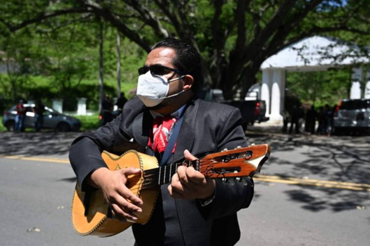 Varias personas han contratado mariachis para que estos lleven serenatas a sus familiares antes de ser sepultados.