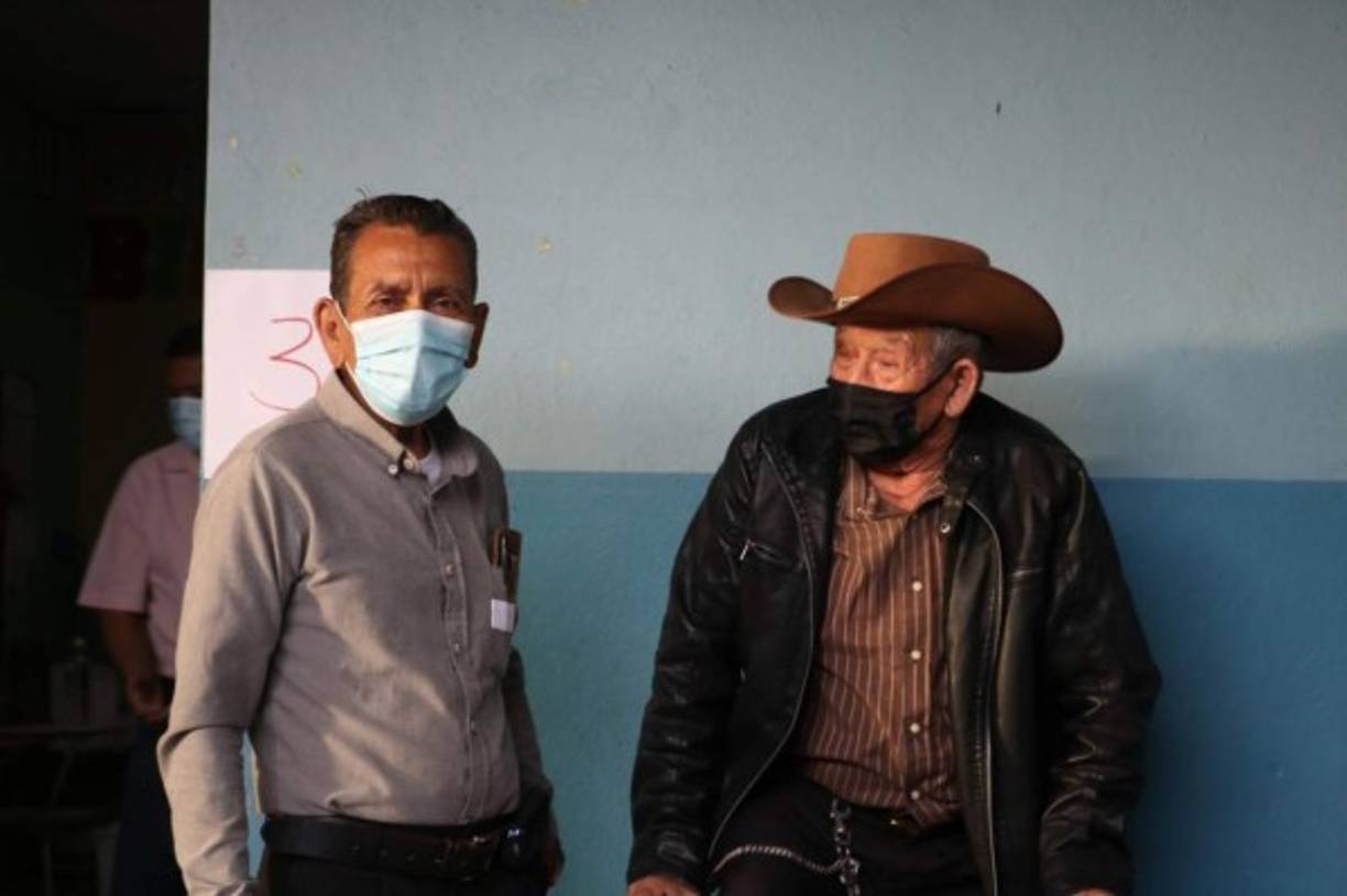 Con bordón en mano, don Vicente Zaldivar Tábora no se perdió la emoción de llegar y observar el ambiente electoral.