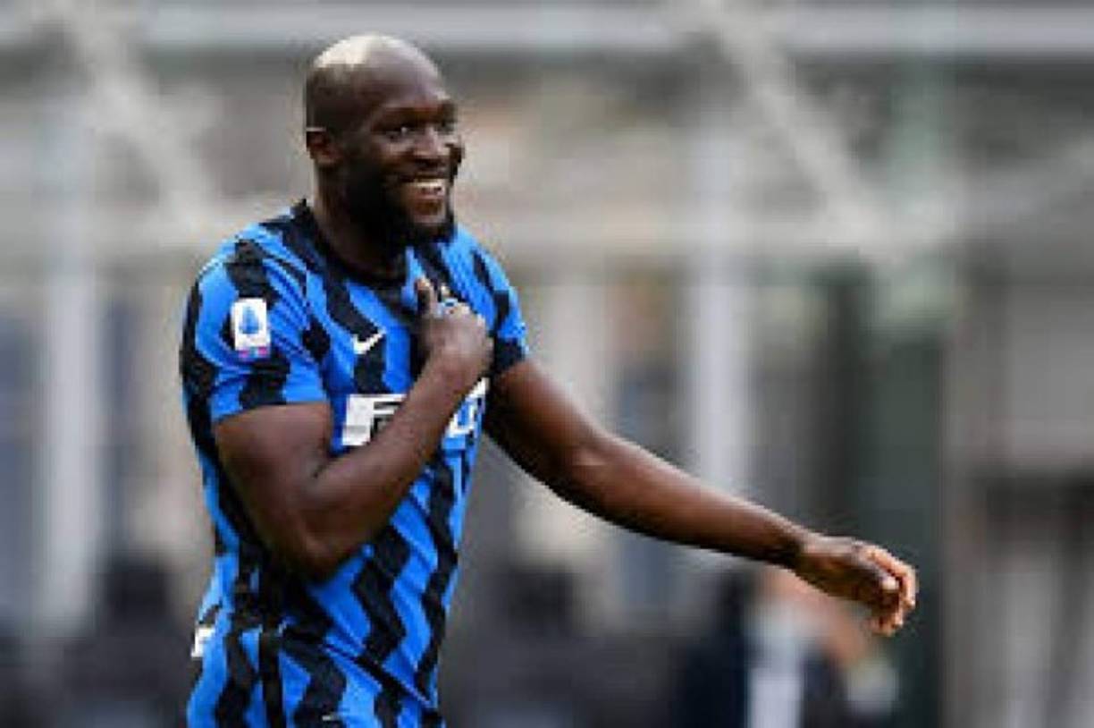 Romelu Lukaku está en la agenda del Chelsea para reforzar el ataque del equipo. El futbolista belga del Inter es uno de los grandes objetivos del cuadro londinense y, según 'il Corrierre della Sera', tras el 'no' de Erling Haaland, el hijo del propietario 'blue', Roman Abramovich, viajó a Milán para convencer al jugador y se habla de una oferta irrechazable.
