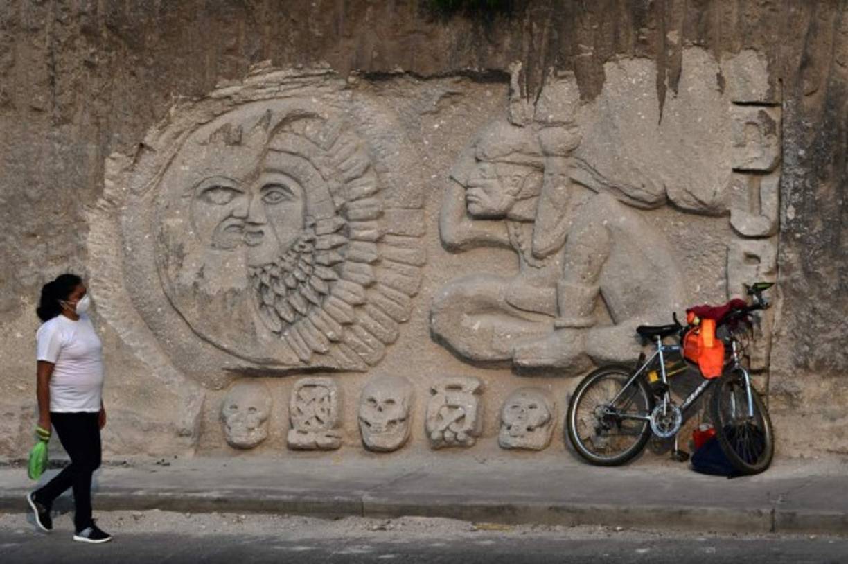 El improvisado escultor, quien dejó el oficio de carpintero por falta de compradores de mesas, sillas y otros enseres en su comunidad, se protege con su mascarilla y sigue el protocolo para protegerse de la COVID-19 mientras trabaja. Honduras registra 771 casos de COVID-19 y 71 muertes.