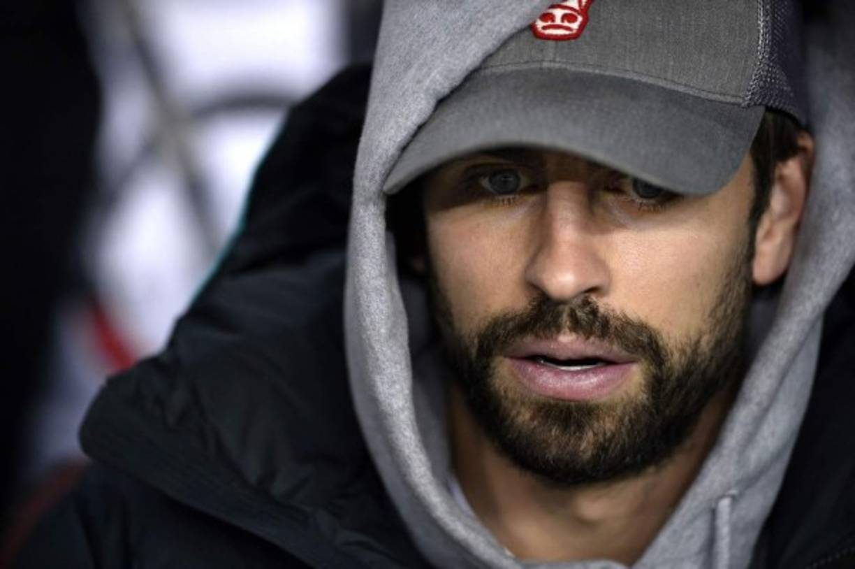 Gerard Piqué, de baja para este partido, estuvo en las gradas del Camp Nou viendo el juego.