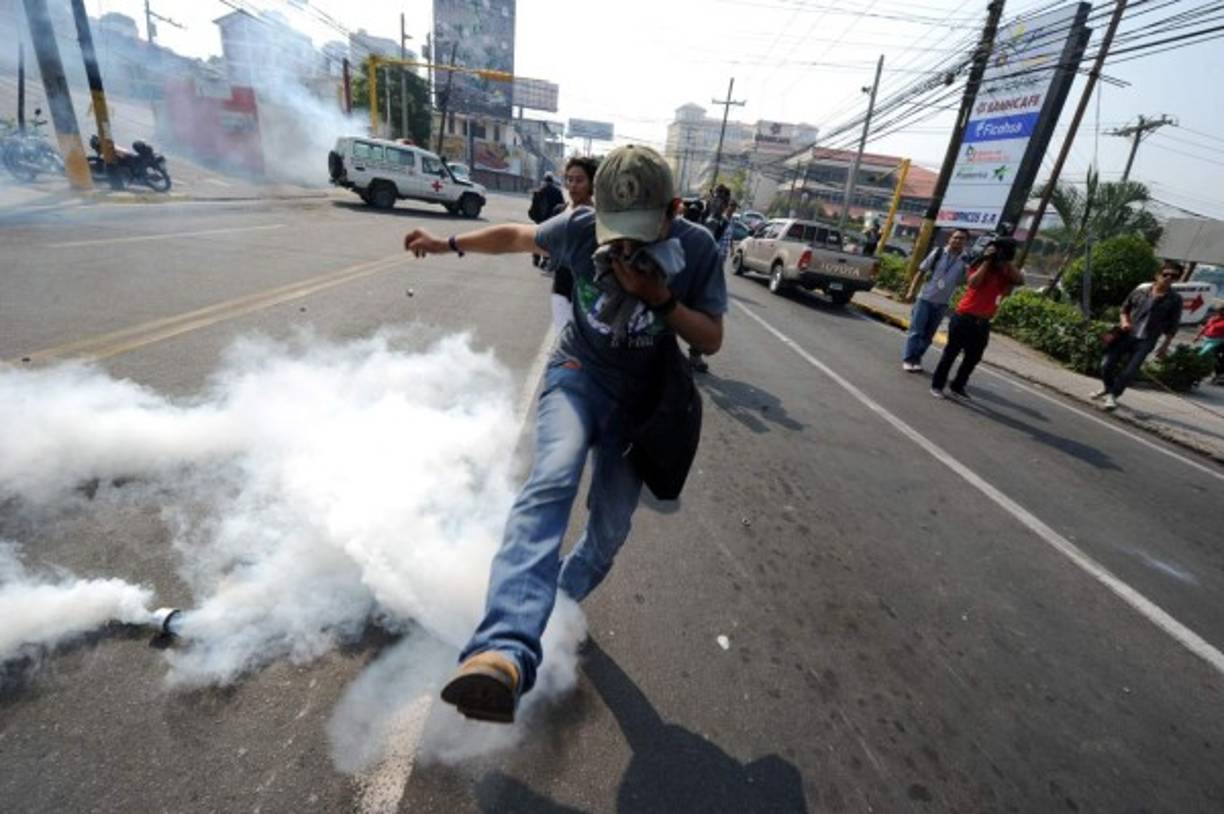 Indígenas lencas del Copinh se enfrentaron con policías antimotines frente a Casa Presidencial en Tegucigalpa. AFP