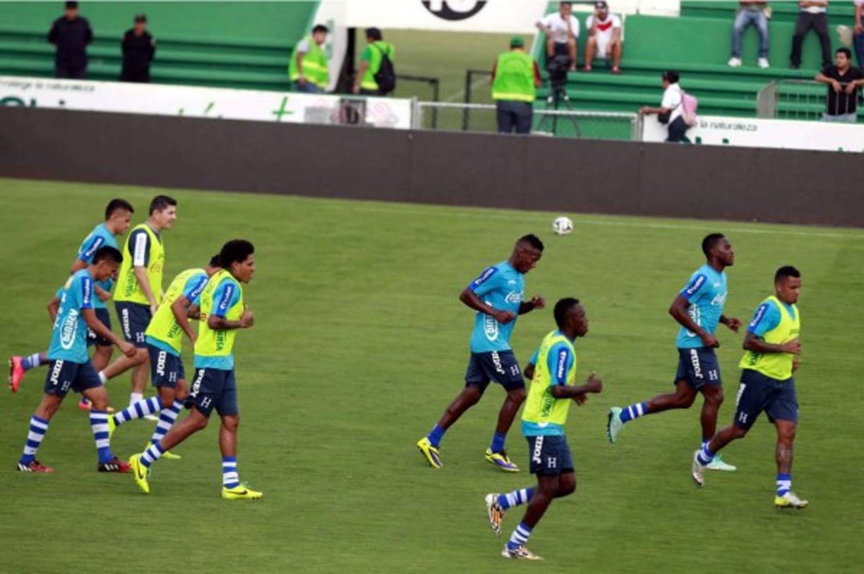 Los seleccionados hondureños realizando el calentamiento previo a la práctica.