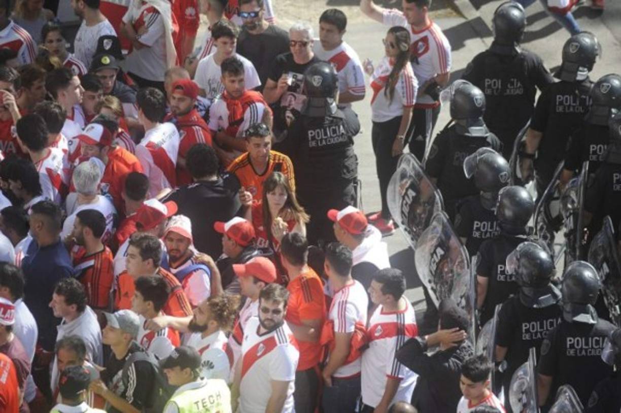 - Al menos 29 personas fueron detenidas este sábado por los incidentes que se registran en los alrededores del estadio Monumental, que llevaron a aplazar al domingo el decisivo partido de la final de la Copa Liberadores entre River Plate y Boca Juniors, informaron a Efe fuentes policiales.