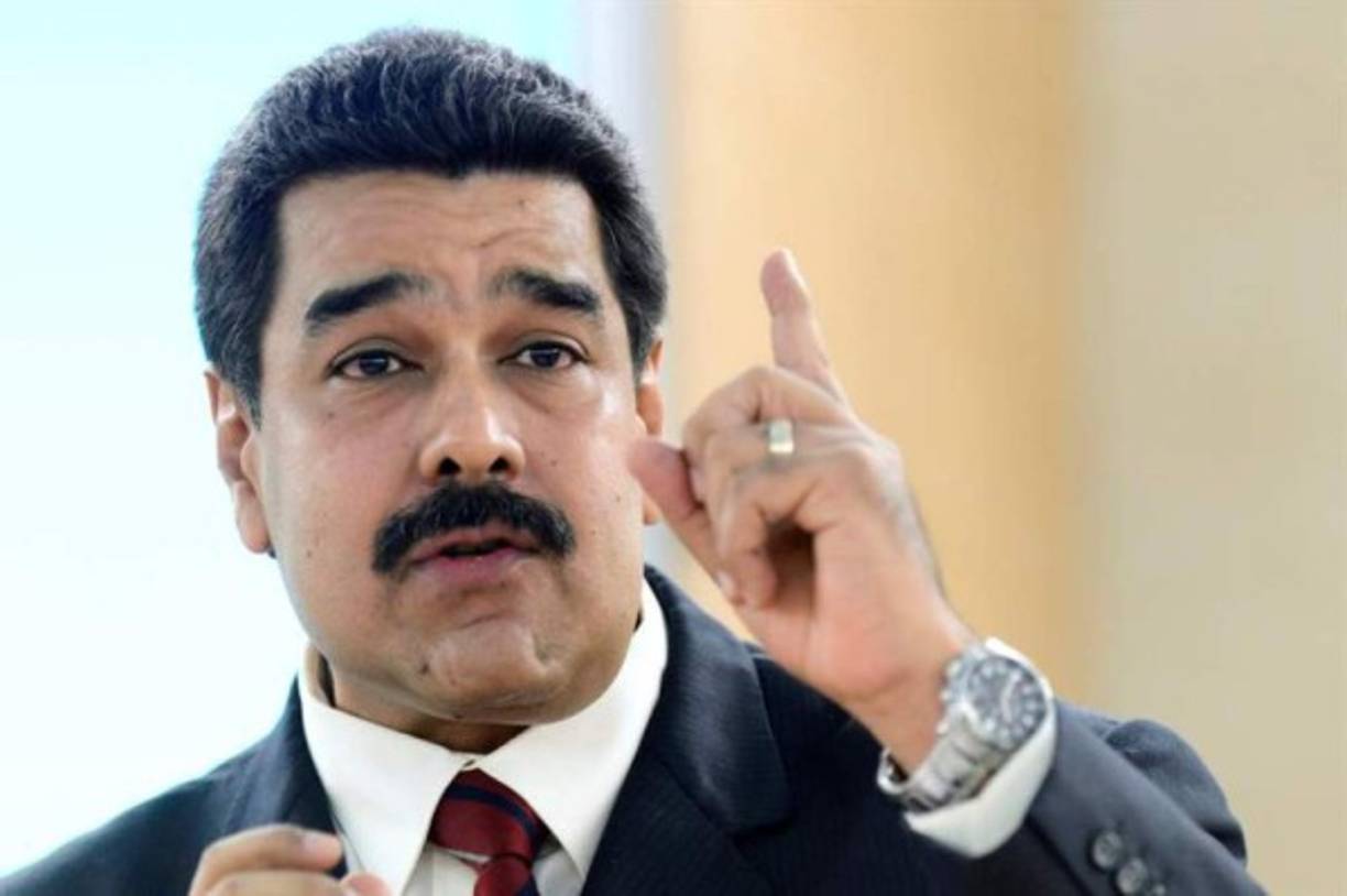 El presidente venezolano, Nicolás Maduro, convocó este viernes a los poderes públicos para zanjar diferencias en torno a fallos mediante los cuales el máximo tribunal asumió las competencias del Parlamento de mayoría opositora y retiró la inmunidad a los diputados.