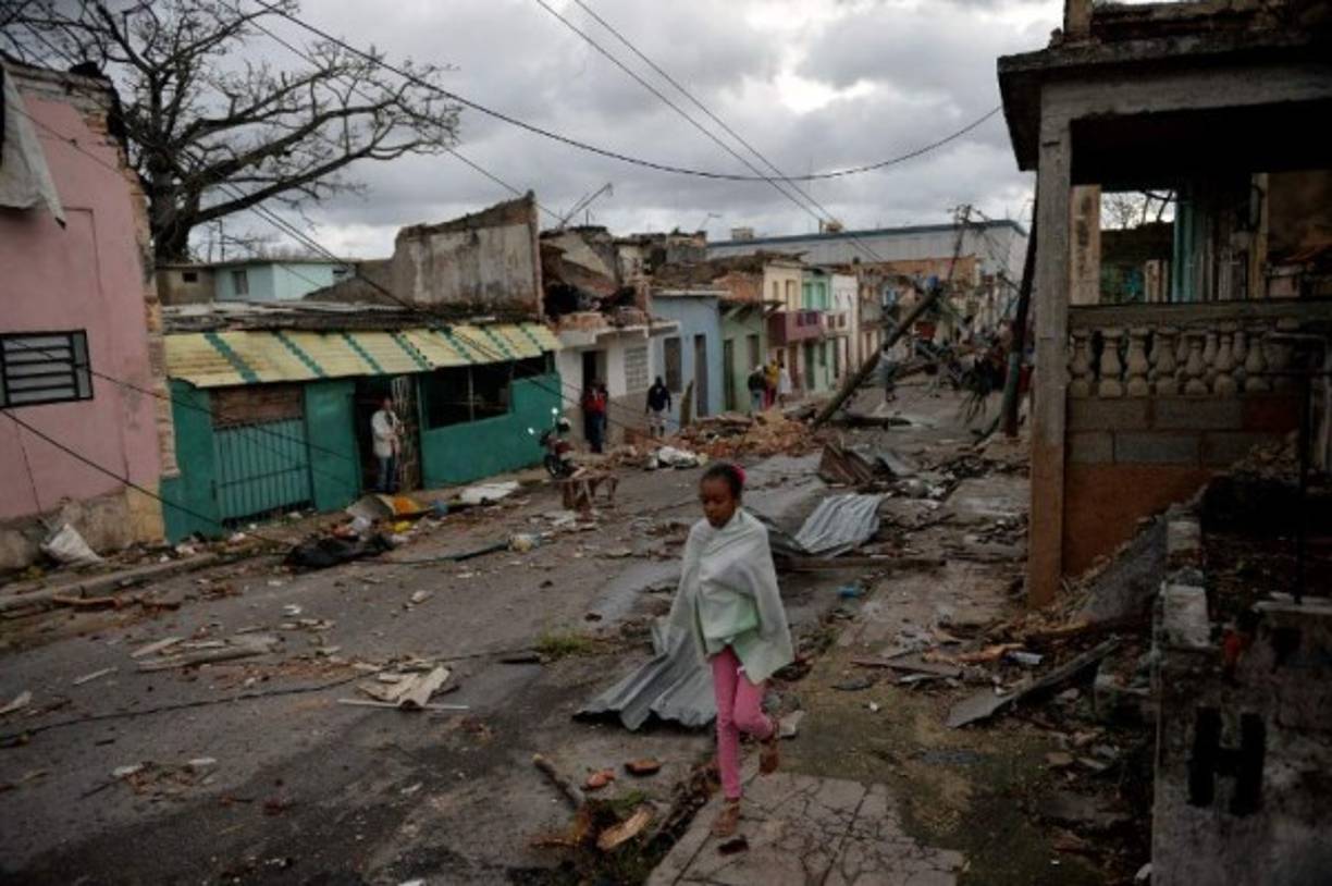 Las calles del barrio Luyanó, en el Municipio 10 de Octubre, quedaron llenas de escombros. Algunos pedazos de balcones de los edificios habían cedido, mientras postes y árboles caídos interrumpían las vías.