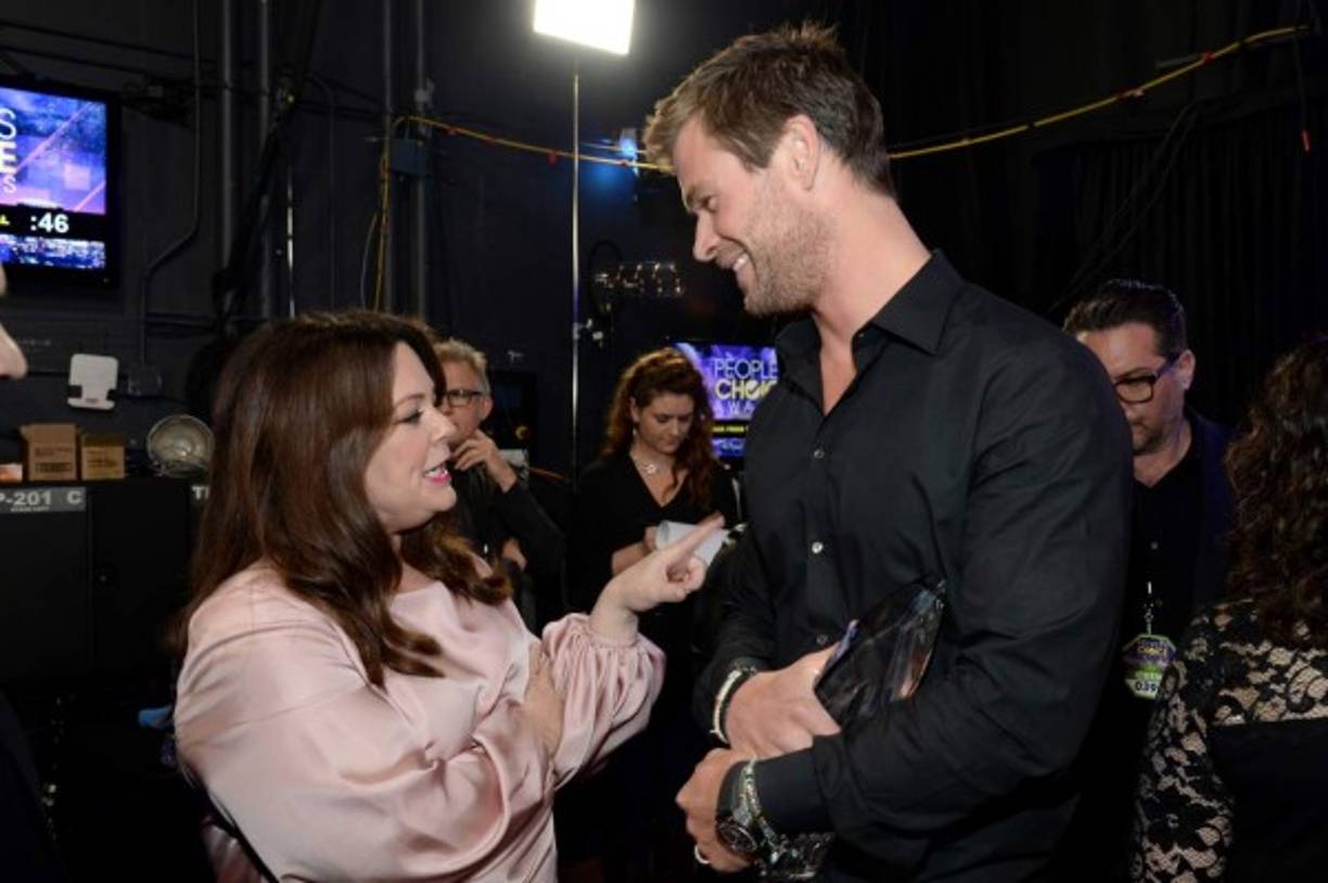 Melissa McCarthy posa con el actor Chris Hemsworth tras ganar su premio como mejor actriz de comedia.