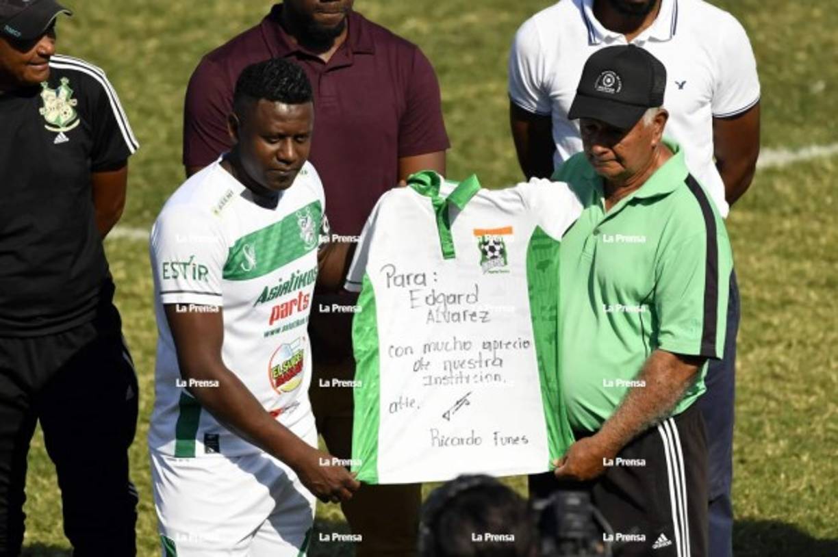 Indeport de Puerto Cortés entregó esta camiseta al futbolista hondureño Edgard Álvarez.
