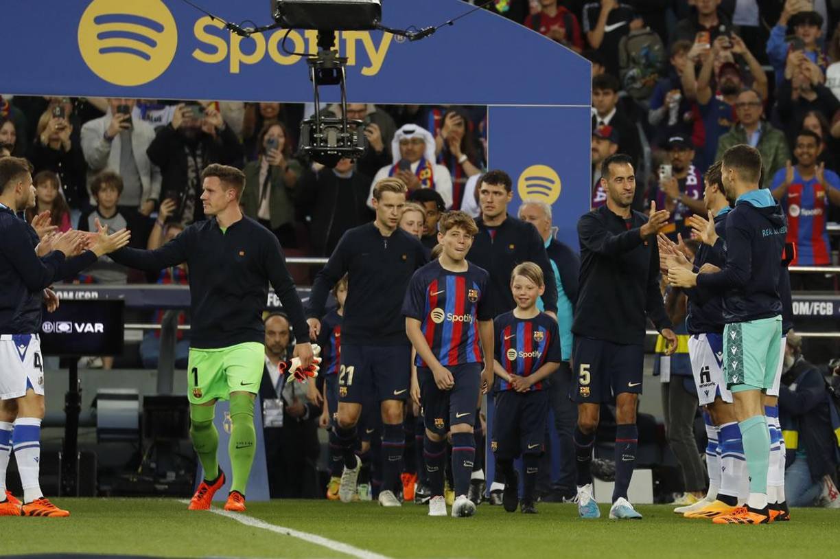 La plantilla de la Real Sociedad le hizo el pasillo de campeón a los jugadores del FC Barcelona antes del partido.