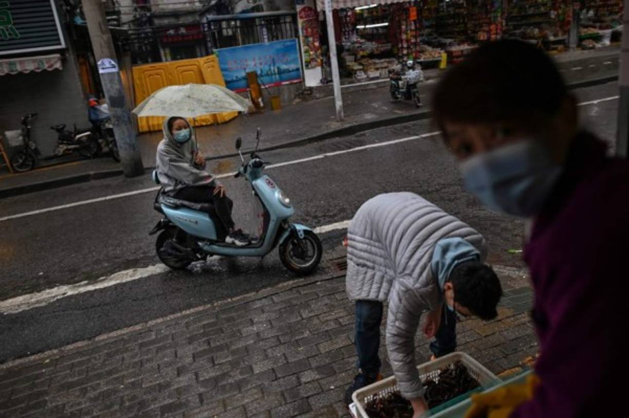 'No hay duda, estamos condenados este año', dijo a AFP un vendedor, que dirige un puesto en el mercado mayorista de Baishazhou. 'Nunca ha habido tan poca gente en nuestro mercado', comentó.