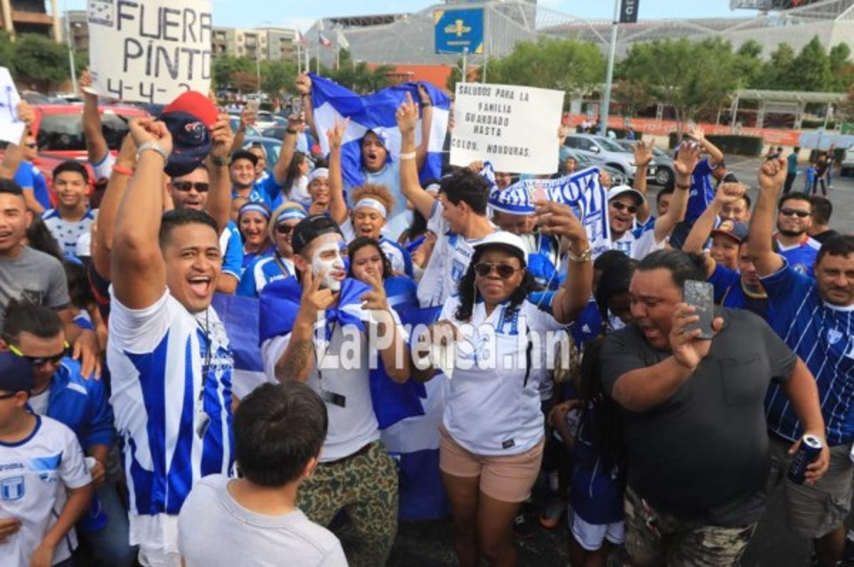 Con caras pintada, banderas y con algunas bolsas o chumpas para protegerse de la lluvia, han puesto el colorido. 'A los catrachos nada los detiene.