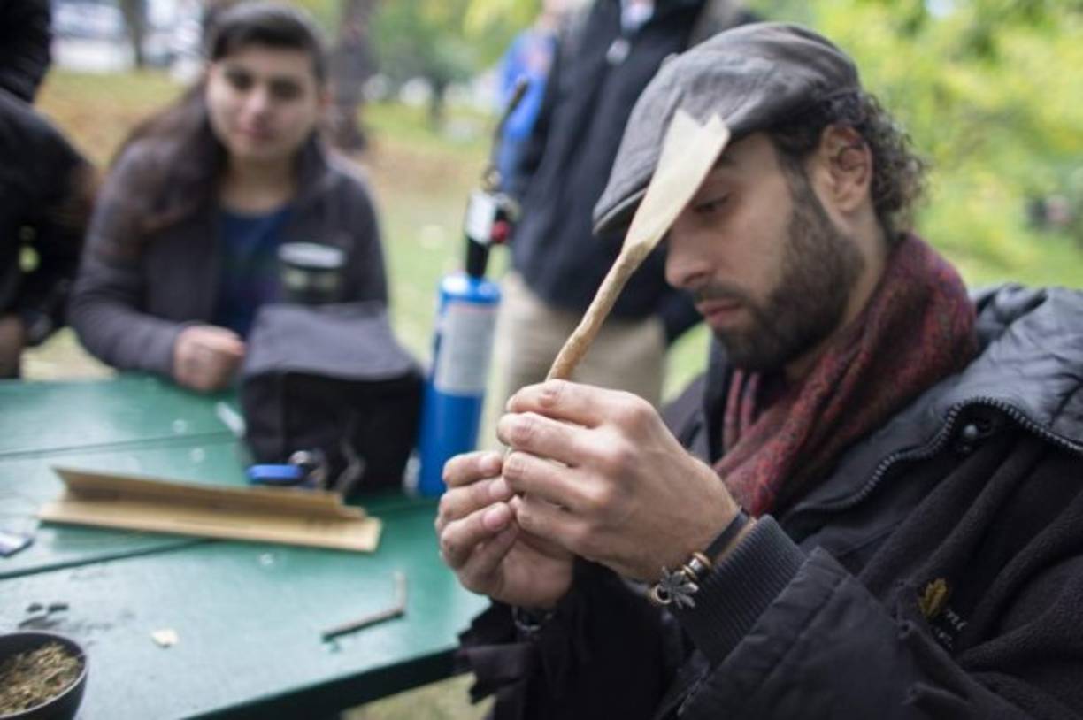 El Gobierno sugirió un precio de venta de unos 10 dólares canadienses (7,7 dólares estadounidenses) por gramo de marihuana para que el coste del cannabis legal sea competitivo con el del mercado negro.