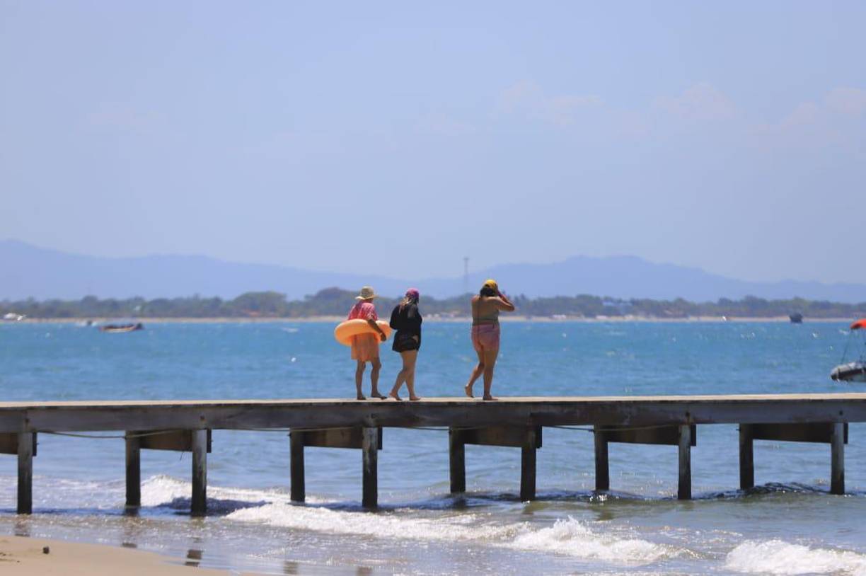 Diario LA PRENSA, presente, como en cada Semana Santa, documentó la presencia de miles de turistas nacionales y extranjeros en la playa La Ensenada. 