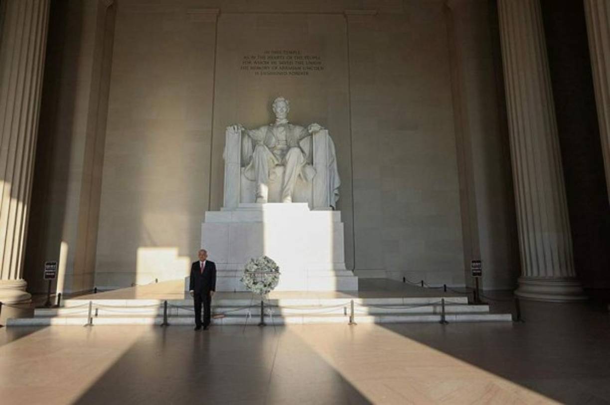López Obrador, quien llegó la noche del martes a Washington en vuelo un comercial, rindió homenaje esta mañana a los monumentos de los expresidentes Abraham Lincoln (1861-1865) y Benito Juárez (1858-1872) en la capital estadounidense.