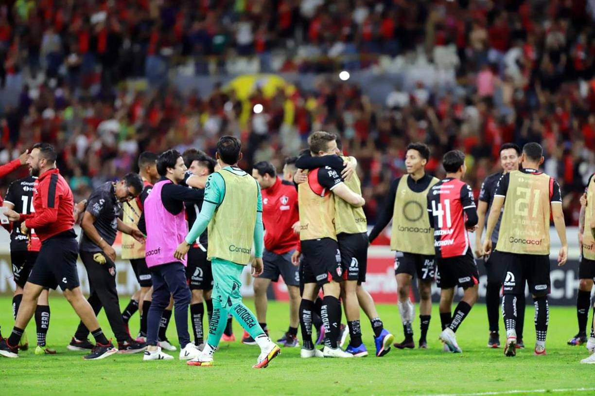 Los jugadores del Atlas celebrando sobre el campo la histórica remontada y clasificación a cuartos de final de la Concachampions.