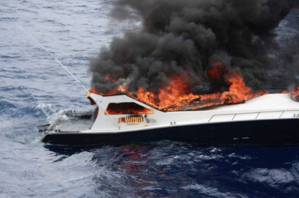 Los traficantes incendiaron este bote luego de que fueran interceptados por las autoridades en las costas de Baja California. Se estima que transportaban 1,000 kg de cocaína.