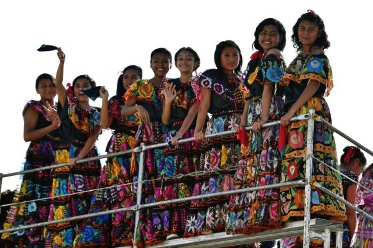 Jóvenes indígenas asistieron a la misa de Francisco.