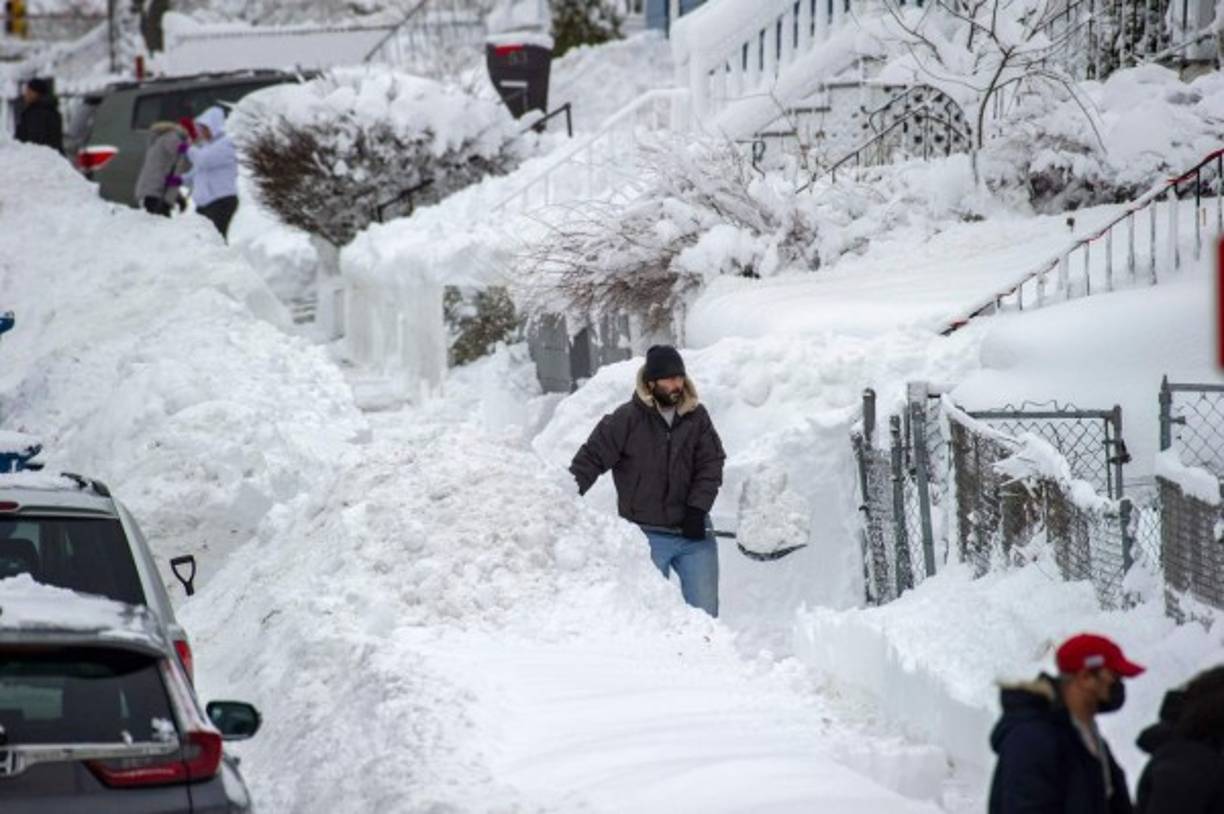 "La potente tormenta dejó al menos un fallecido, paralizó el transporte público y forzó a suspender la campaña de vacunación de coronavirus en varias ciudades."
