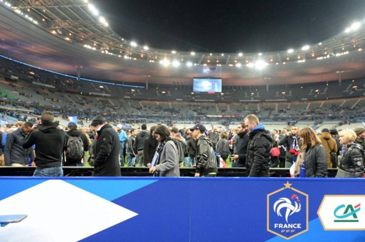 Dos explosiones resonaron alrededor del estadio, situado al norte de París, durante un partido amistoso entre las selecciones de Francia y Alemania, causando al menos cinco muertos, precisaron las fuentes.