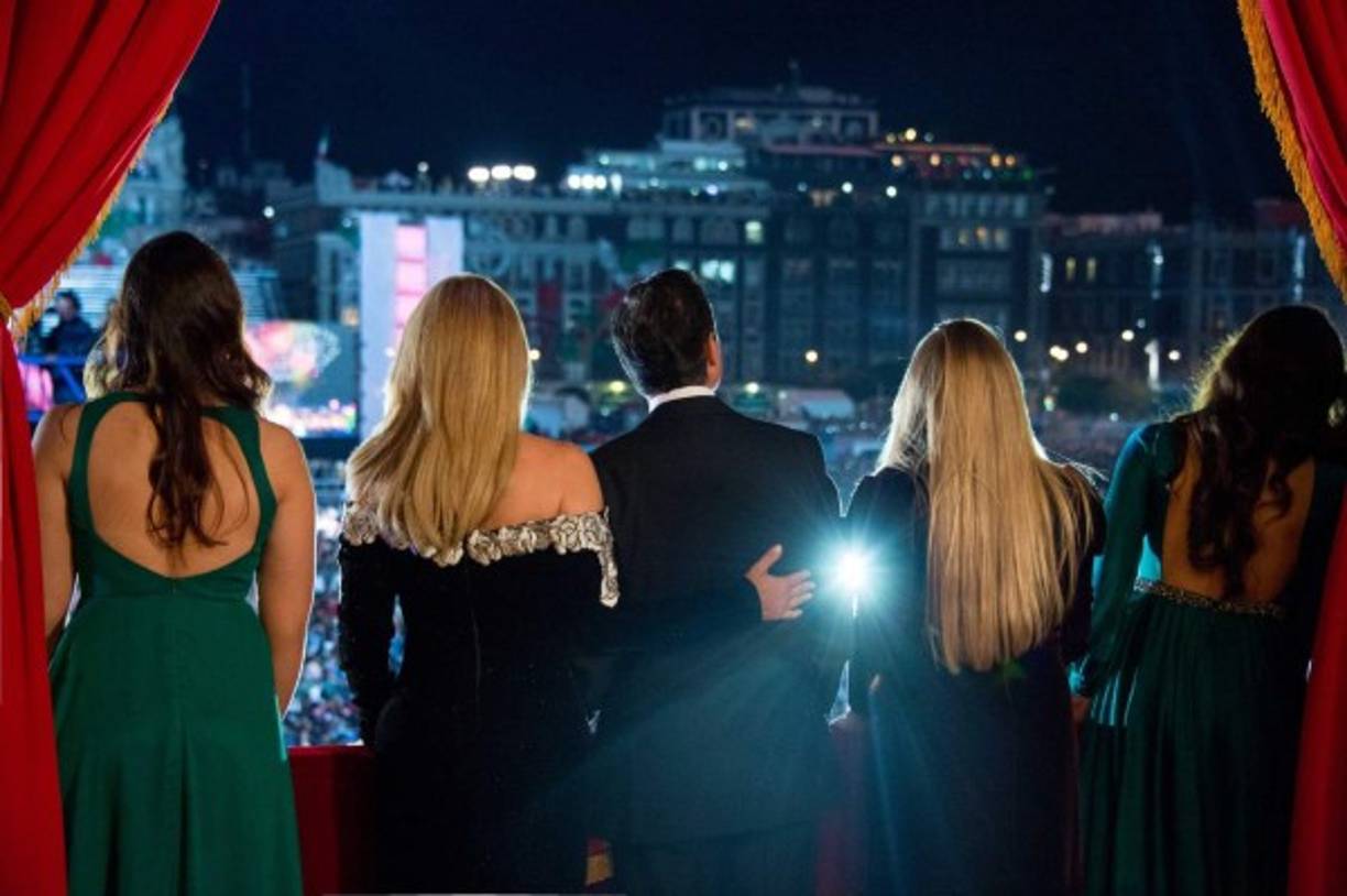 Usuarios en redes sociales no tardaron en criticar el atuendo de Rivera, algunos lo calificaron de demasiado atrevido para la ocasión.