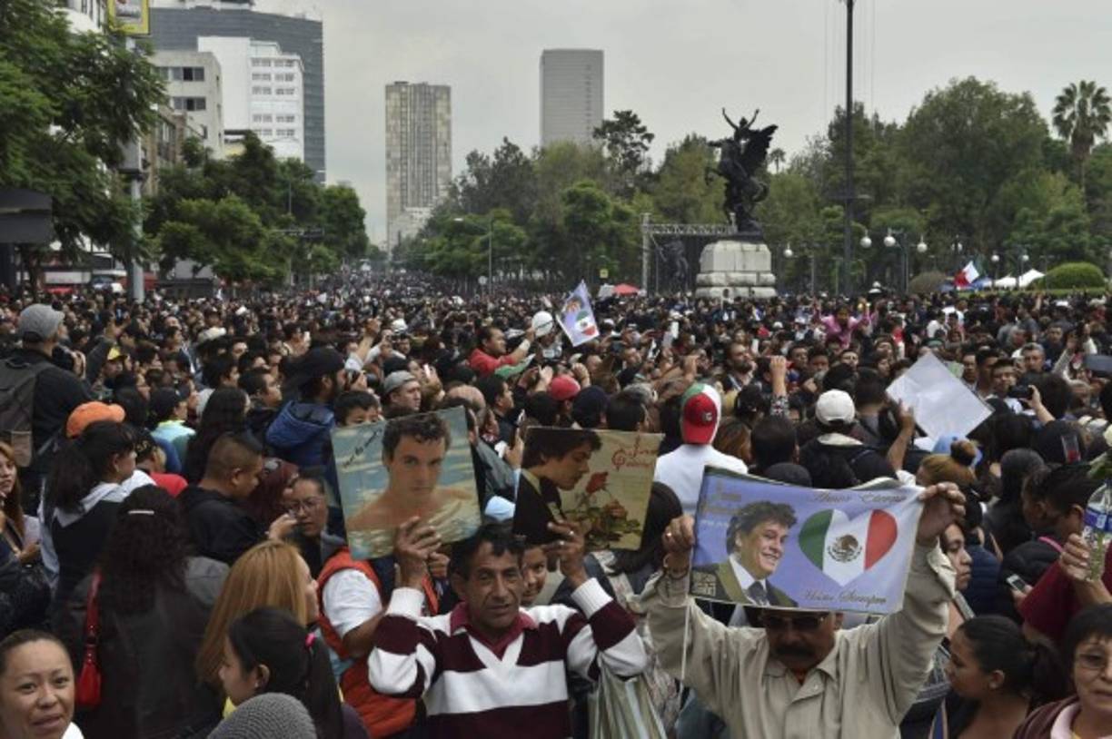 Miles de mexicanos salieron a las calles de México para despedir al Divo de Juárez.