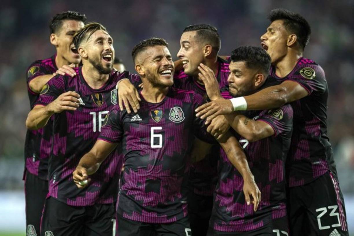 Jona Dos Santos es felicitado por sus compañeros.