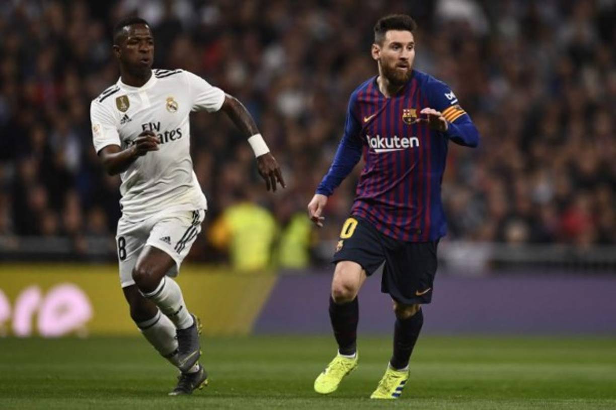 Vinicius señaló en la previa del partido que Messi no asustaba. La agencia AFP capturó al delantero brasileño marcando al atacante argentino del Barcelona.
