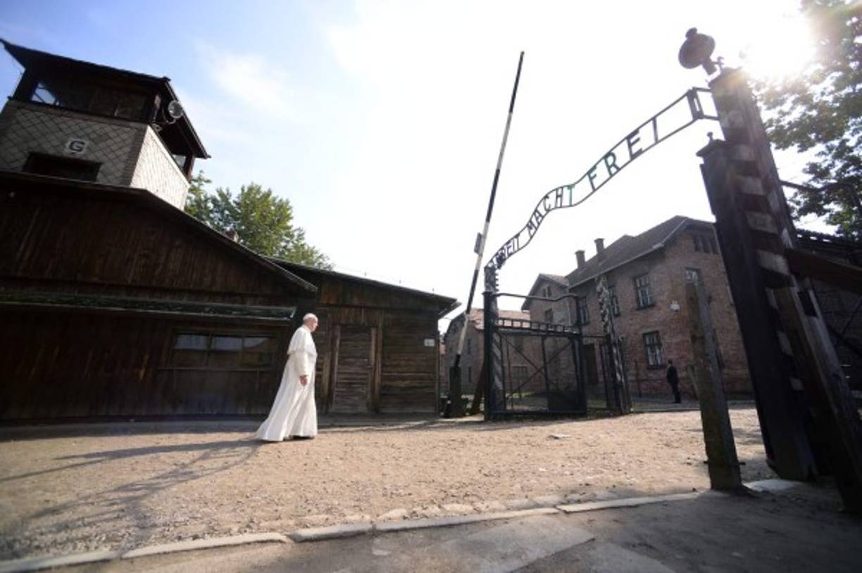 El Papa Francisco visitó Auschwitz, el campo de exterminio nazi en Polonia, donde pidió perdón a Dios por 'tanta crueldad. Y resaltó que estamos en la misma situación en la actualidad. 'Ví la crueldad de hace 70 años (...) Hoy en muchos lugares en que se está en guerra ocurre lo mismo', reiteró.
