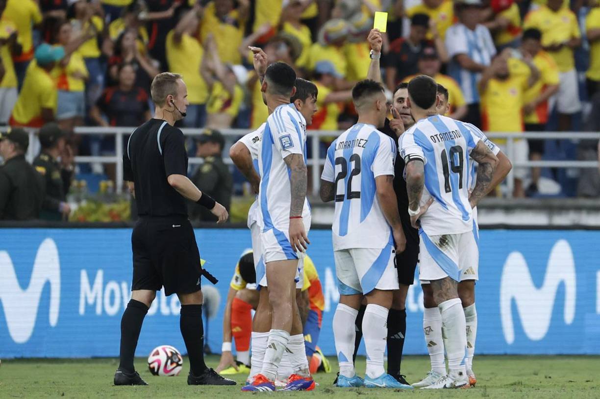 Lautaro Martínez de Argentina recibe tarjeta amarilla tras los reclamos al árbitro.