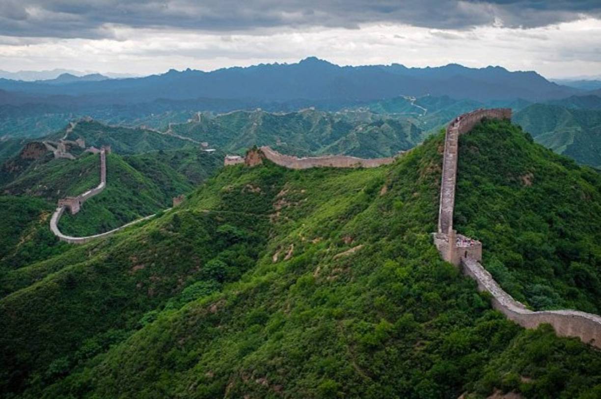 La Gran Muralla china<br/><br/>No escapa de la lista la Gran Muralla China. Esta serie de fortificaciones de piedra, ladrillo, madera y tierra apisonada que recorre las fronteras históricas del norte de China construida entre el siglo V a. C y el XVI sirvió como protección para el imperio chino en la histórica frontera del norte del país, en la que fue recurrentemente atacado por nómadas de Mongolia y Manchuria.<br/><br/>