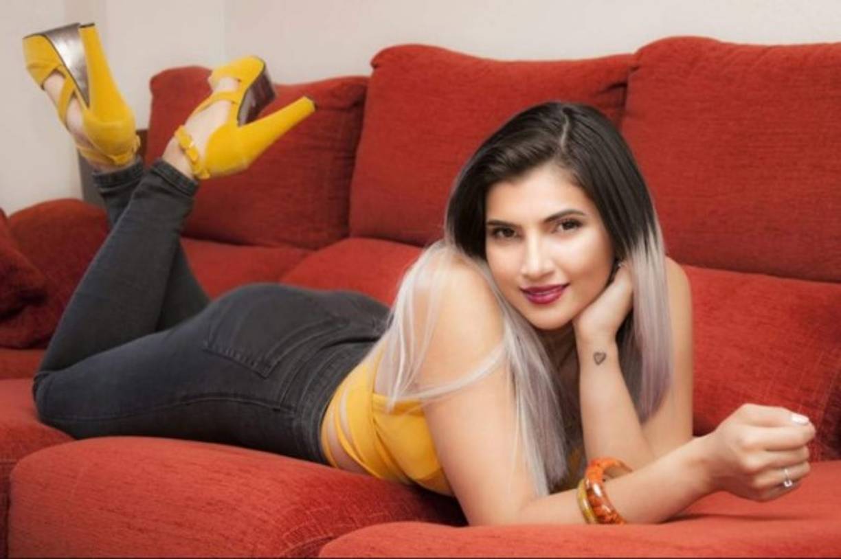 Con frecuencia sube fotos a su Facebook en el cual recibe muchos comentarios positivos.