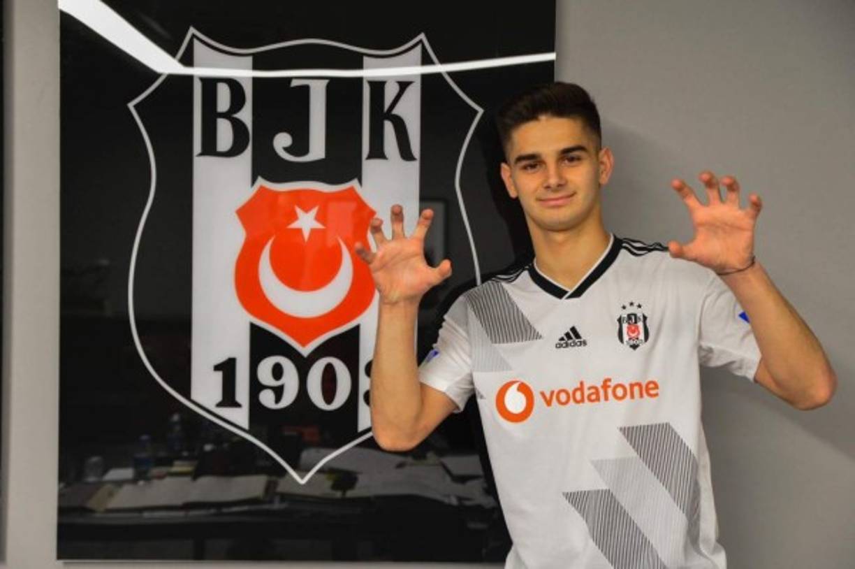 El Besiktas hizo oficial el fichaje del delantero bosnio Ajdin Hasic. El jugador llega procedente del Dinamo de Zagreb y firma por cuatro años y medio. La cifra de la operación asciende a 180 euros.