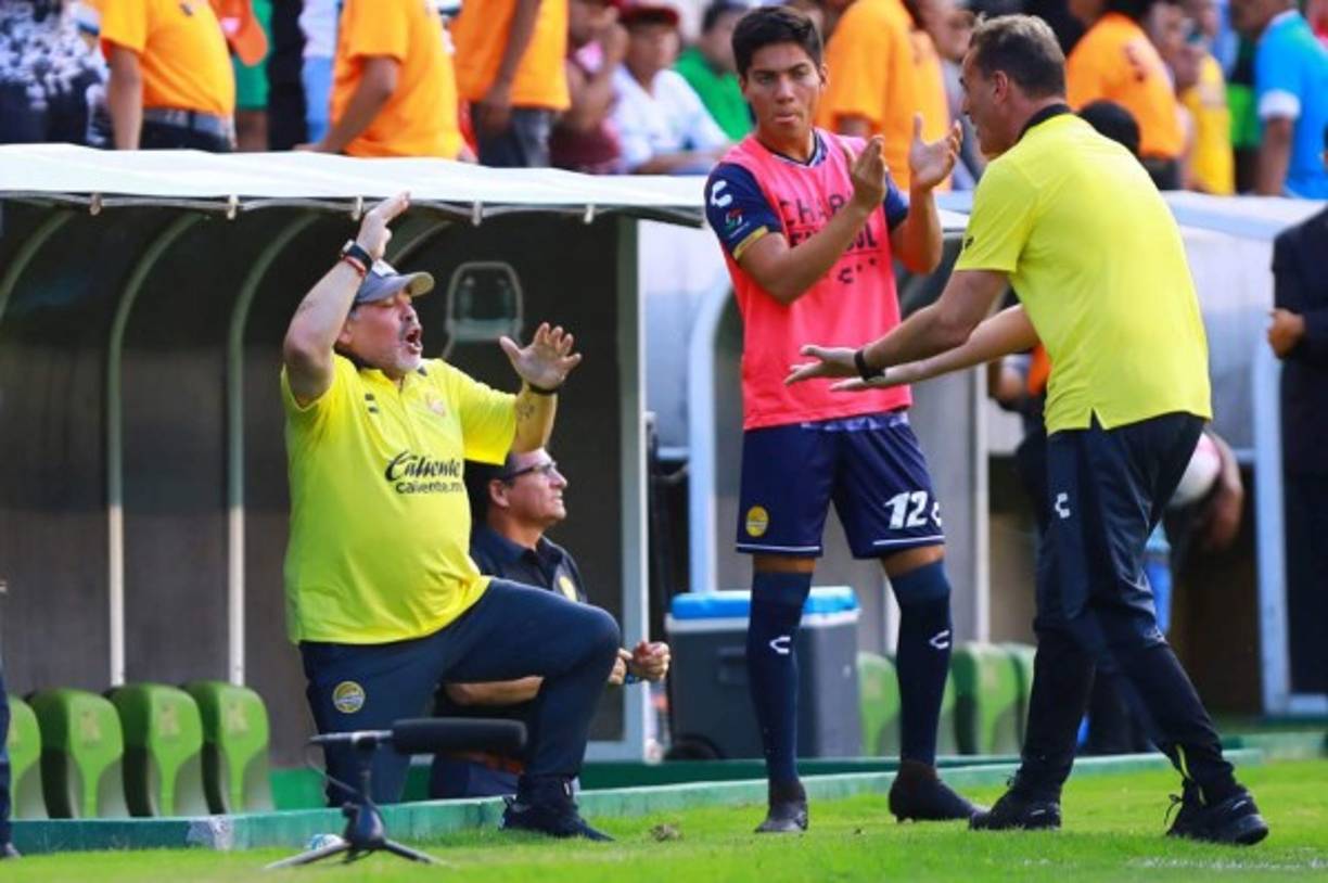 Diego Maradona celebrando con su asistente técnico Marcelo 'Negro' Gómez.