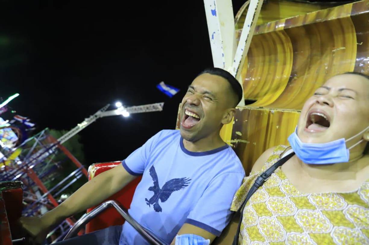 Así disfrutan los sampedranos de los juegos mecánicos en la Feria Juniana