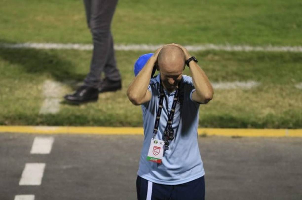 Barcelona's Argentine forward Lionel Messi and Barcelona's Spanish defender Jordi Alba react during the Spanish league football match Valencia CF against FC Barcelona at the Mestalla stadium in Valencia on January 25, 2020. (Photo by JOSE JORDAN / AFP)
