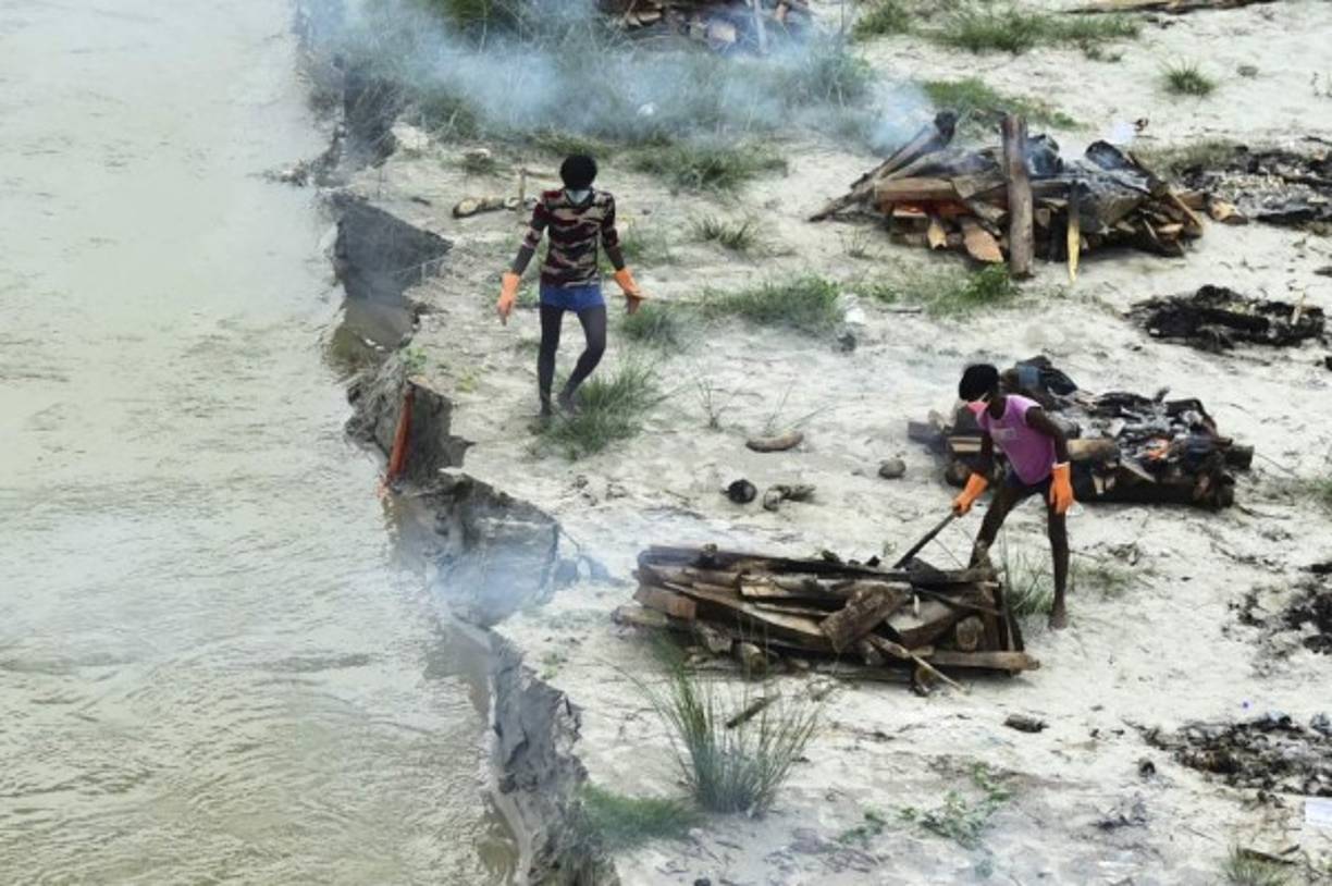 Las autoridades movilizaron dos embarcaciones para esta tarea en las orillas y a veces recurren a los pescadores locales. 'El flujo es muy rápido', dijo un oficial de policía a la AFP. 'En este momento es un desafío sacar los cuerpos', manifestó.