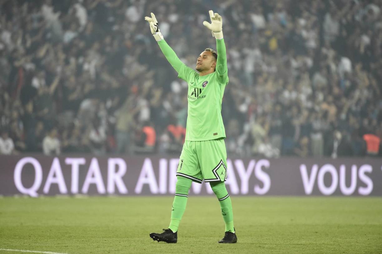 Keylor Navas fue ovacionado por la afición del PSG y el tico reveló que se quedará en el cuadro parisino para la próxima campaña.