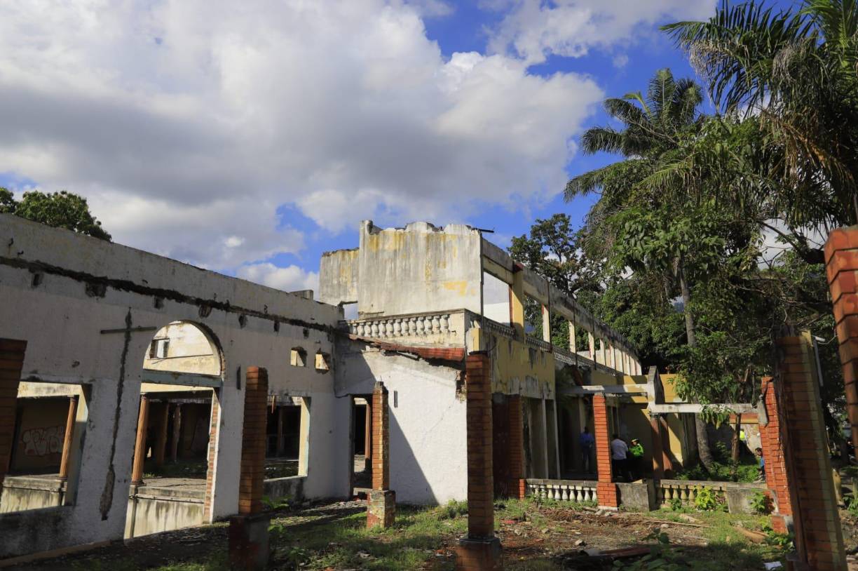 Además de eso, se cree que el edificio se ha convertido en una guarida de personas que atemorizan a los que transitan por el sitio. 