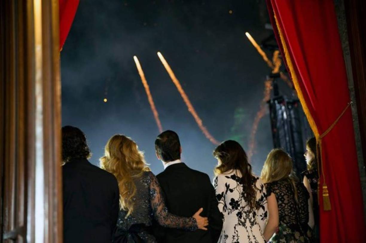 Con un espectáculo de fuegos artificiales los mexicanos celebraron 206 años de Independencia.