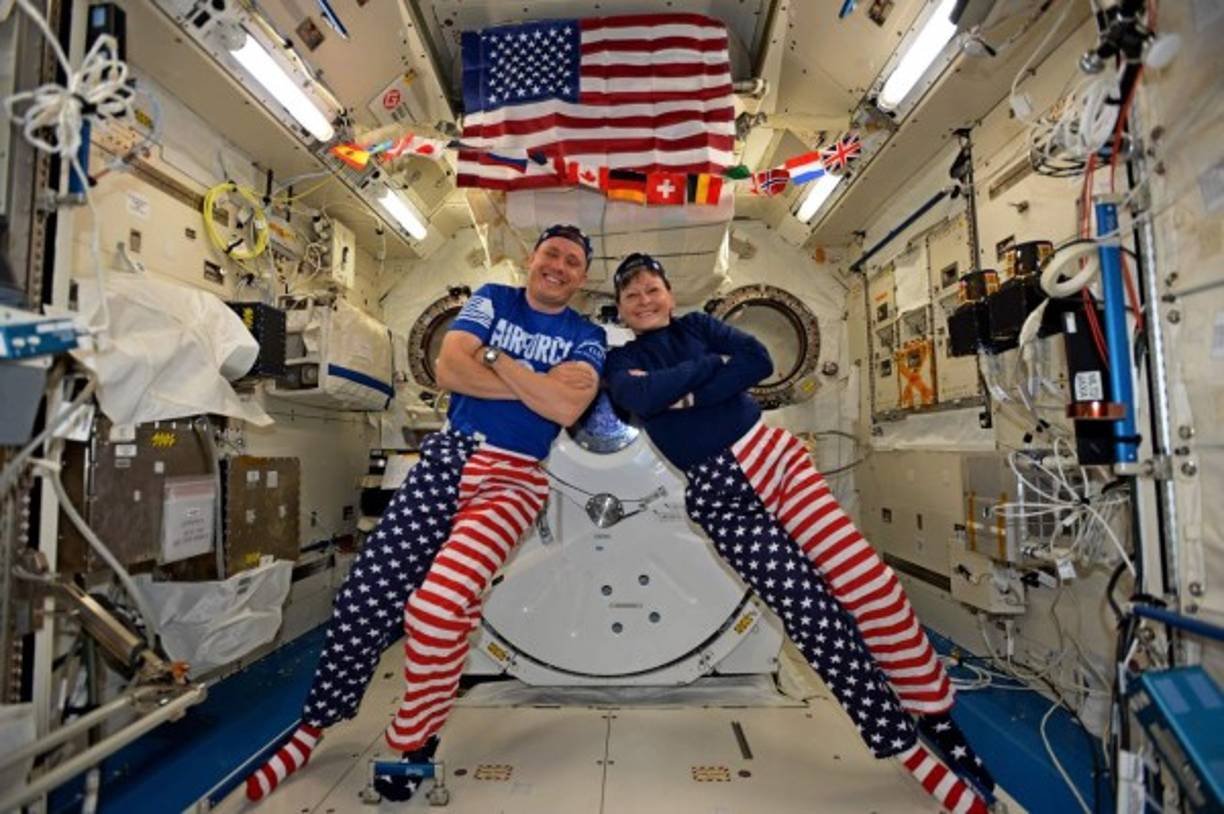 Desde la Estación Espacial Internacional, los astronautas estadounidenses Jack Fischer y Peggy Whitson celebraron su primer 4 de Julio en el espacio.