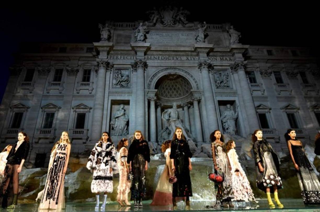 La firma italiana, que cuenta con Karl Lagerfeld como diseñador, ha celebrado en Roma su 90º aniversario por todo lo alto, mostrando una colección de Alta Costura. Sobre la 'invisible' pasarela, destacadas modelos como Kendall Jenner o Bella Hadid