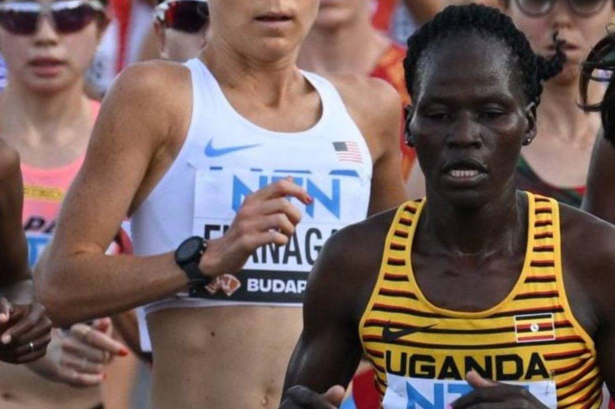 La atleta, que participó en el maratón de los Juegos Olímpicos de París 2024, permanece ingresada grave después de que su novio le arrojara un bidón de gasolina y le prendiera fuego en Kenia.