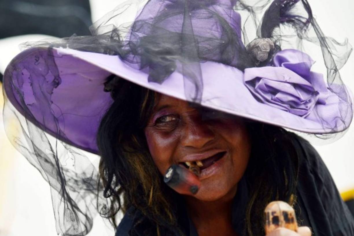 En Haiti, los seguidores del Vudú honraron a sus muertos con comida, alcohol y ofrendas.