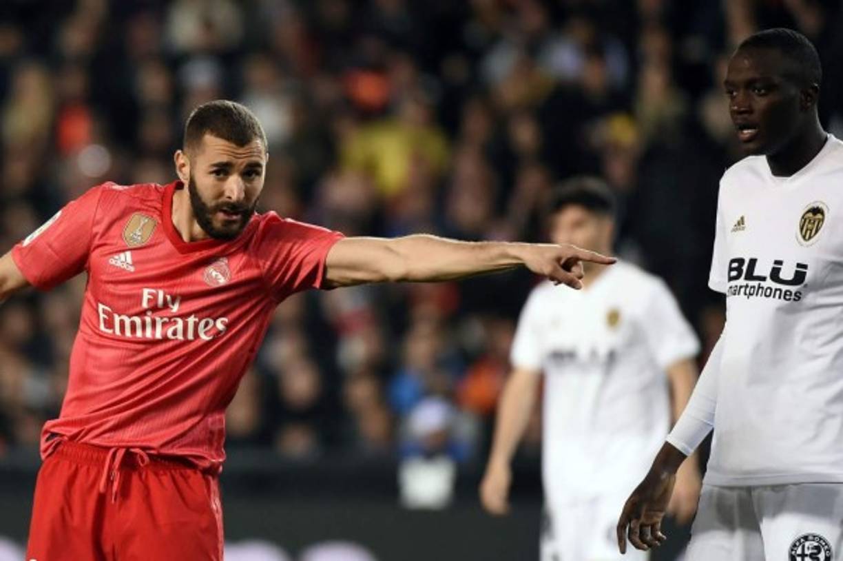 Karim Benzema señalando a donde debe ir el centro en un tiro de esquina del Real Madrid. Foto AFP