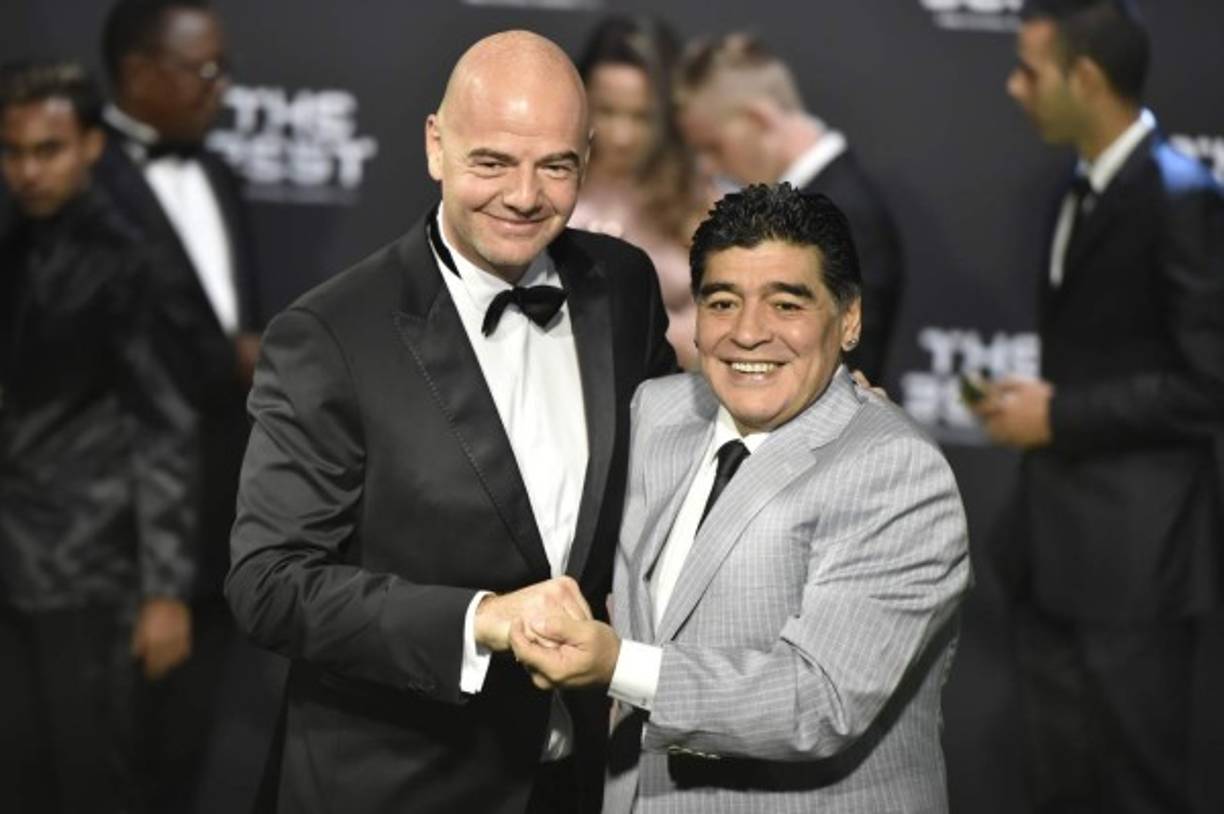 Diego Maradona y el presidente de la Fifa Gianni Infantino.