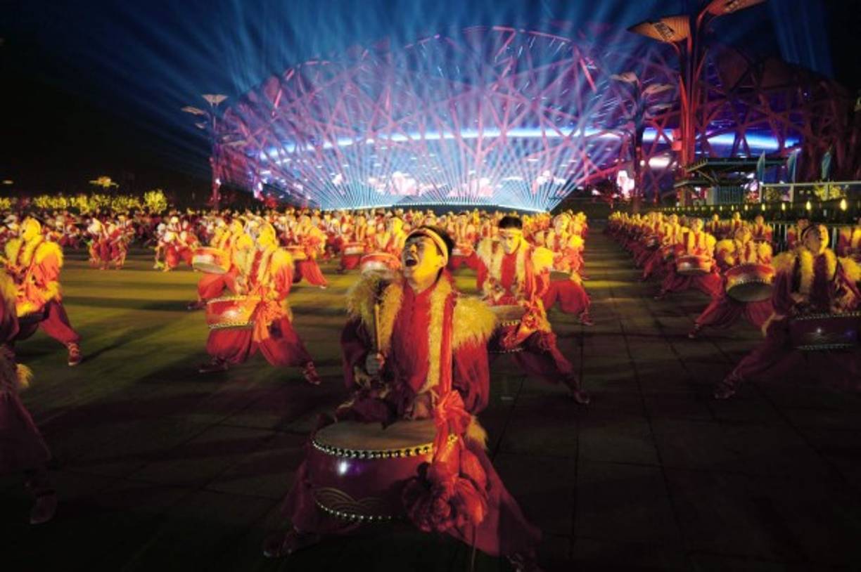 Cientos de bailarines, con los trajes coloridos de las diversas minorías étnicas chinas, fueron distribuidos a lo largo del recorrido de las limosinas en las que se transportaban los presidentes.